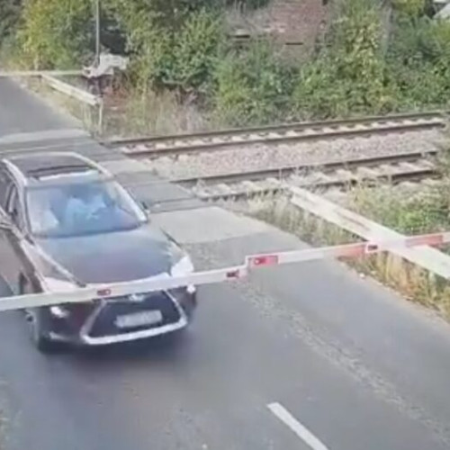 Cinci răniți după trecerea prin barierele de cale ferată în Pasărea