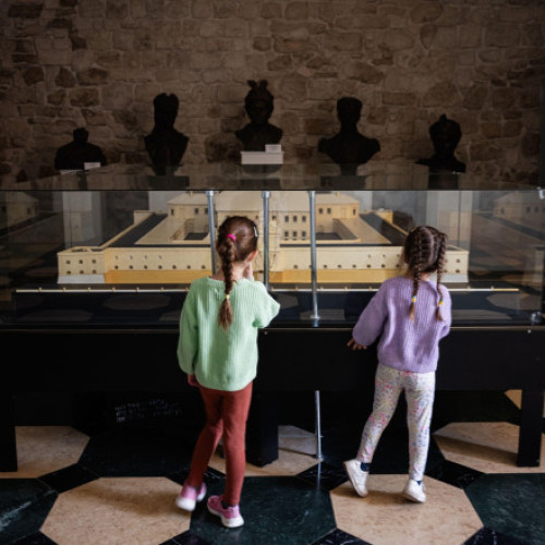 O fetiță de cinci ani a deteriorat o sculptură de aur la Galeria Orler