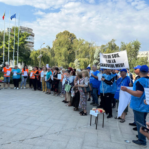Brăila: sindicaliști cer salarii decente și pensii echitabile în fața Prefecturii