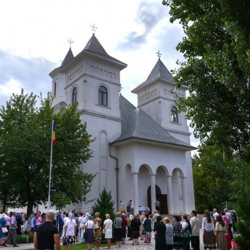 Liturghie la Sfânta Ana în Galați cu Arhiepiscopul Casian