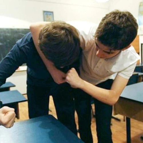Elev de 15 ani din Târgu Jiu, agresat de un coleg, anchetă penală