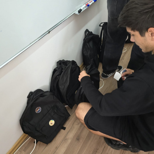 Elevii CNVA donează ghiozdane în Vaslui, cu robotul DynaByte