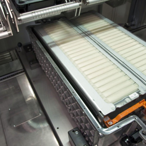 O fabrică de baterii din SUA va întârzia începerea producției, după ce autoritățile au arestat sute de imigranți