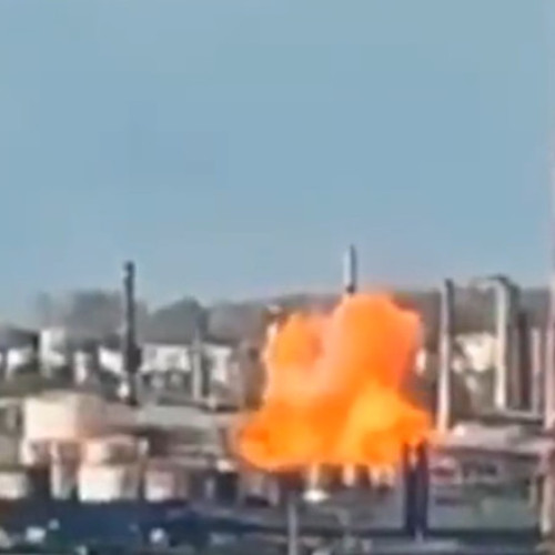 Video Ucraina a atacat cu drone una dintre cele mai mari rafinării de petrol din Rusia: un incendiu a izbucnit în instalație