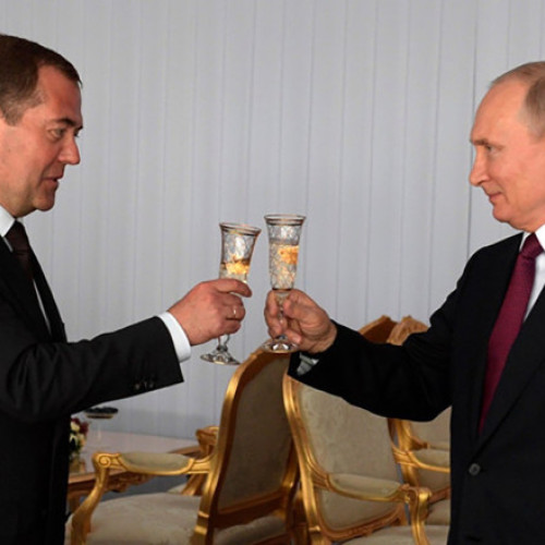 Putin l-a decorat pe Dmitri Medvedev de ziua sa. Fostul președinte rus a amenințat recent SUA