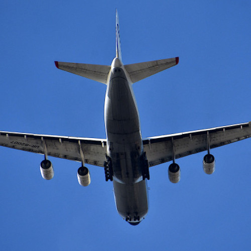 Șapte oameni s-au luat la bătaie într-un avion, înainte de aterizarea pe Otopeni. De la ce a pornit scandalul