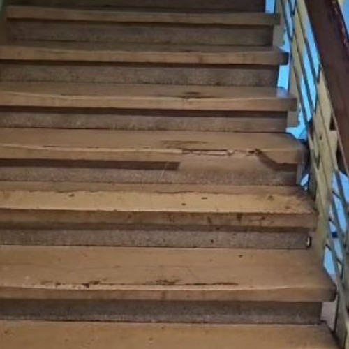 Video Un pacient a murit la Spitalul din Reșița, după ce o treaptă s-a rupt în timp ce bărbatul cobora scările. Poliția a deschis o anchetă