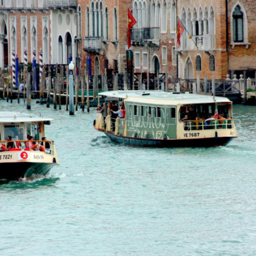 „Nu mai înotați în canalele noastre! Și puneți ceva pe voi!” Româncă expulzată din Veneția din cauză că s-a scăldat în Canal Grande