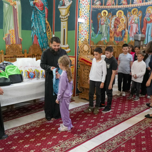 Parohia Sfânta Cruce din Brăila a oferit daruri copiilor orfani și pacienților din spital