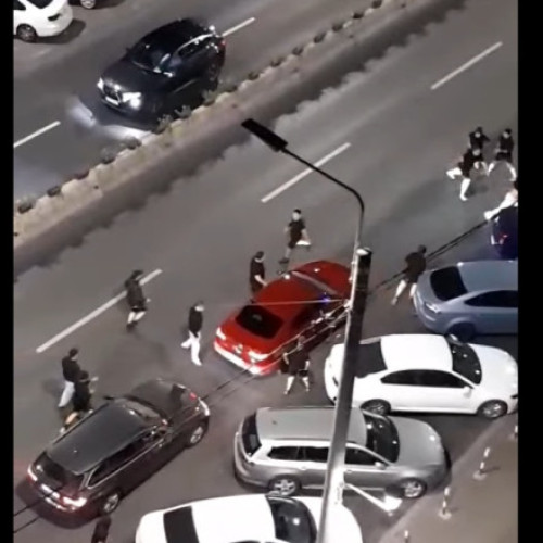 Bătăi în trafic pe Bulevardul Bucureşti din Ploieşti, două benzi blocate