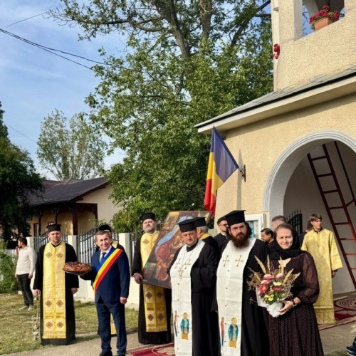 Credincioșii sărbătoresc cu procesiune și rugăciuni la biserica din sat