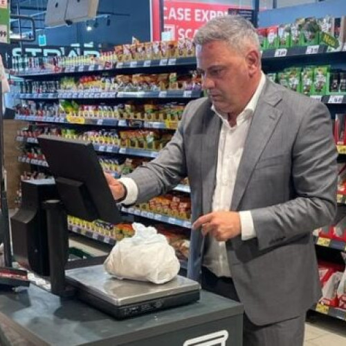 Preţurile alimentelor de bază au crescut uşor în august înaintea eliminării plafonării adaosului comercial