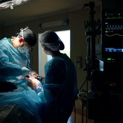 Doctorul care a părăsit sala de operație pentru a avea relații sexuale își va putea continua cariera în Marea Britanie