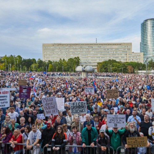 Mii de slovaci au protestat împotriva măsurilor de austeritate propuse de guvern