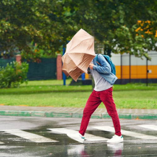 Cod galben de vânt puternic în sud și est, temperaturi în scădere astăzi