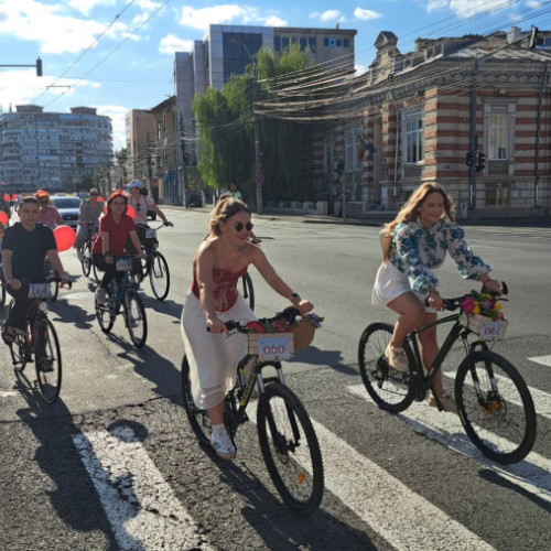 Parada „Skirt Bike” aduce eleganță și feminitate pe biciclete în Galați