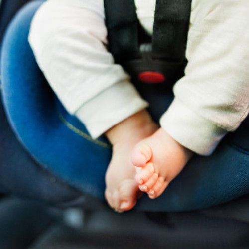 Bebeluș din Iași a murit după ce părinții nu l-au folosit în scaun auto special