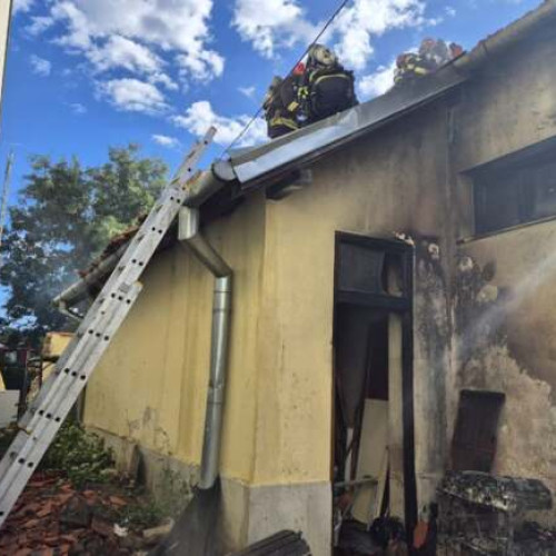 Incendiu la anexă didactică din curtea unei biserici, evacuate 35 de copii și cadre didactice