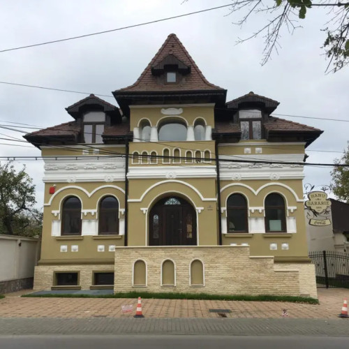 Hanu’ Sărărie din Copou, scos la vânzare pentru aproape 3 milioane de euro