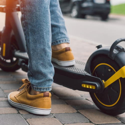 Creștere îngrijorătoare a accidentelor cu trotinete electrice în România în 2025