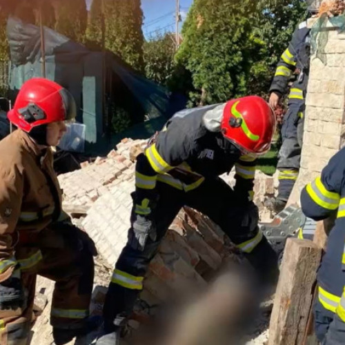 Perete al unei case din Câmpina s-a prăbușit peste doi bărbați