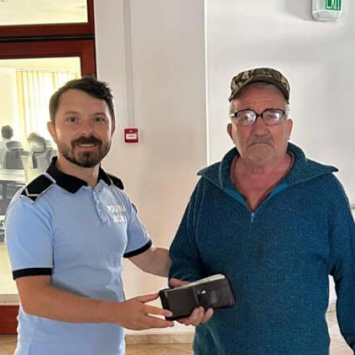 Un pensionar din Timiș și-a recuperat portofelul găsit de polițiștii locali