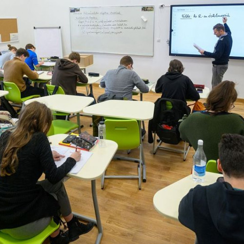 Primăria Sfântu Gheorghe reduce la jumătate fondul clasei pentru școli