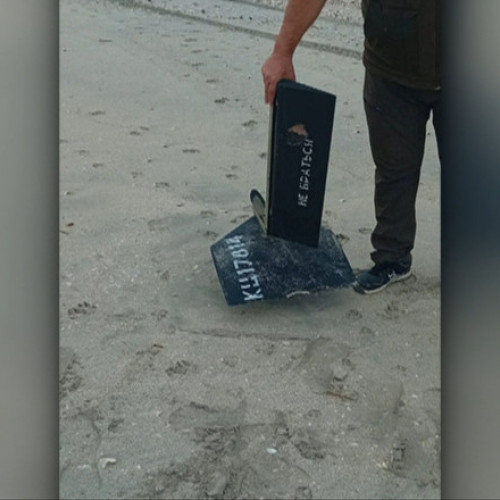 Fragment metalic de dronă găsit pe plaja Vadu în timpul unei acțiuni de curățare