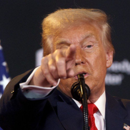 Donald Trump acuză marile rețele TV americane de opoziție și cere retragerea licențelor