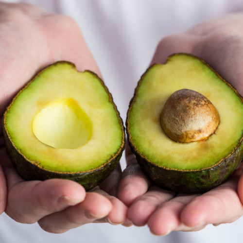 Românii din sate rareori consumă avocado, deși ministrul recomandă produsele locale