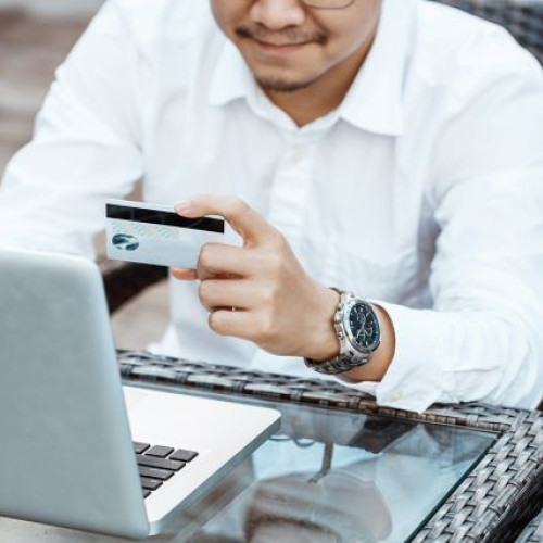 Românii își reduc cheltuielile pentru cumpărăturile online din cauza inflației