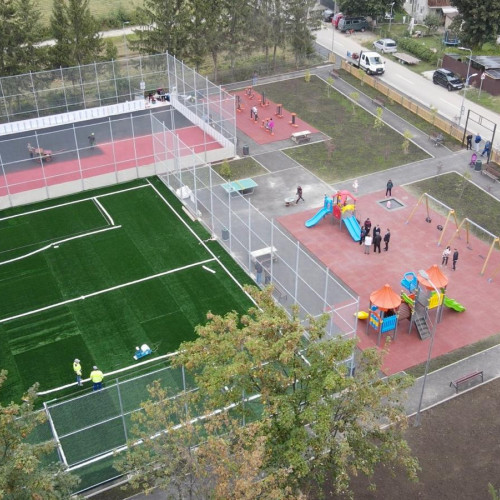 Un nou parc cu terenuri sportive și loc de joacă se deschide pe Fundătura Hărmanului