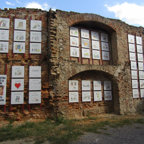 Expoziție de caricaturi pe un zid vechi din Centrul Vechi al Brăilei