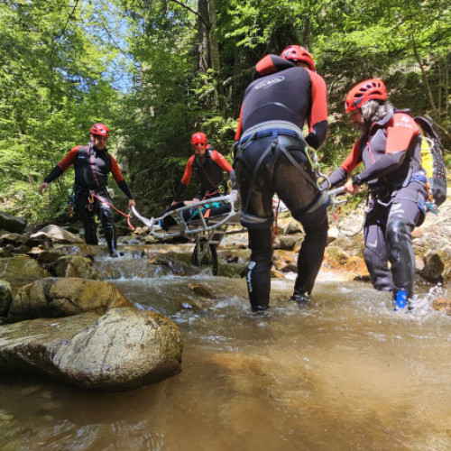 Salvamont a intervenit pentru șase persoane rănite și un deces în munți