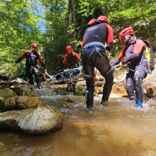 Şase persoane salvate de salvamontişti în 24 de ore, o victimă decedată