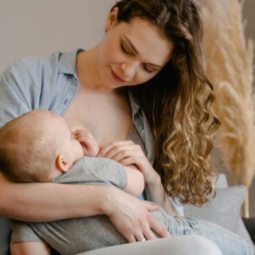 Alăptarea, esențială pentru sănătatea mamei și copilului, susținută în spitale