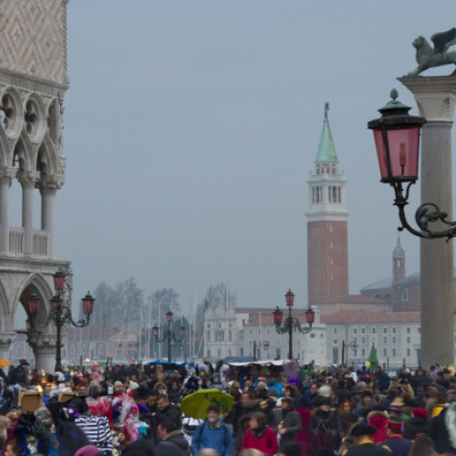 Veneția reintroduce taxa pentru turiști în 2026 pentru a reduce aglomerația