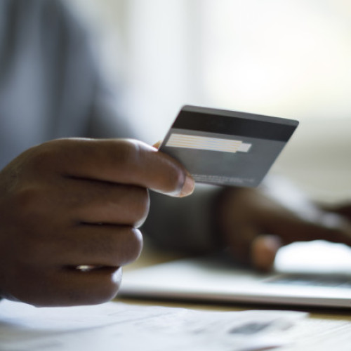 Românii își calculează atent bugetul și reduc cheltuielile online din cauza scumpirilor