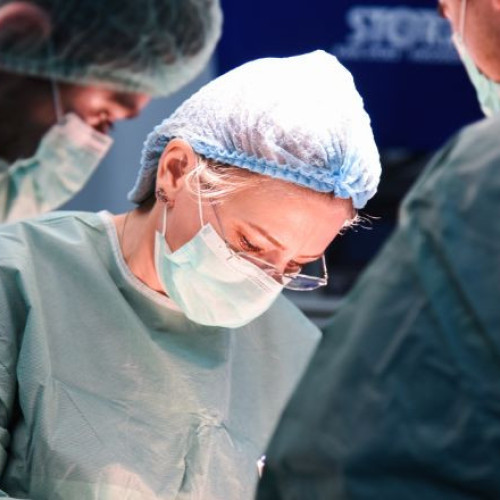 Diagnosticul tardiv al cancerului de colon salvat de o operație complexă la SANADOR