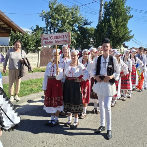 Ansamblul Cununița Băbăița a încântat la Festivalul „Coborâtul Oilor de la Munte”