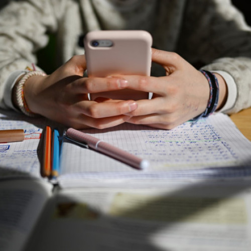 Băiat de 11 ani ajunge la spital după ce a făcut temele de vară 14 ore fără pauză