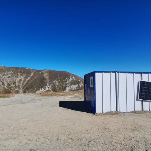 Containerul refugiu din Munții Bucegi răsturnat de vânt puternic