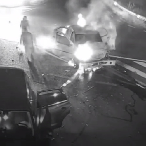 Doi tineri salvați dintr-un automobil cuprins de flăcări după un accident grav în Bihor