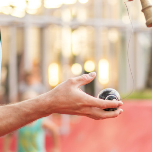 Fenomenul kendama îi face pe copii să lase gadgeturile, dar întâmpină interdicții în școli