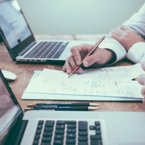 Angajații din primării continuă să participe la cursuri de lux plătite din bani publici