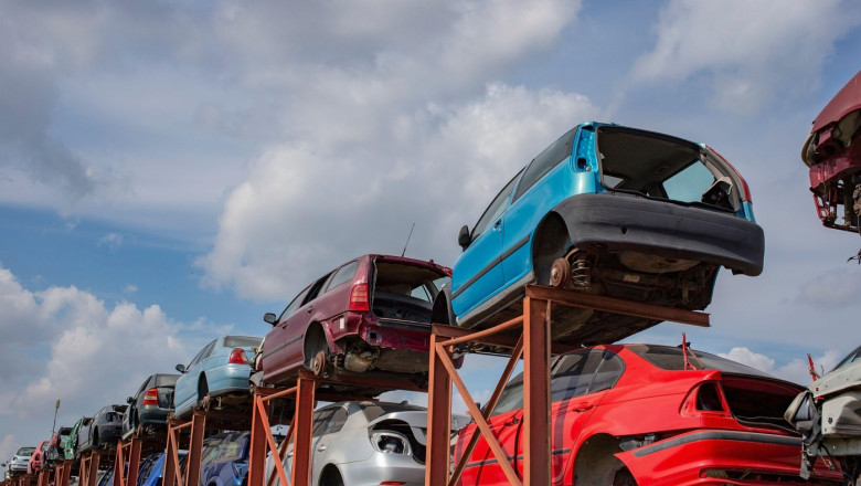 Primăria București sprijină campania de îndepărtare a mașinilor abandonate