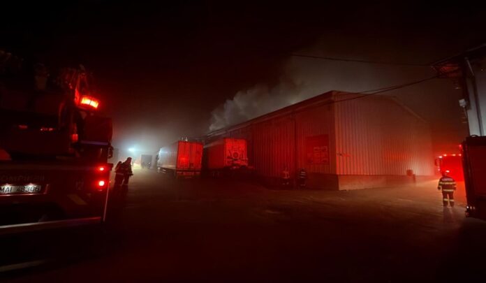 Incendiu puternic la o hală de refrigerare din Sector 2, București