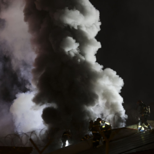 Norul de fum de la incendiul din sectorul 2 se deplasează lent spre sud-vestul Bucureștiului