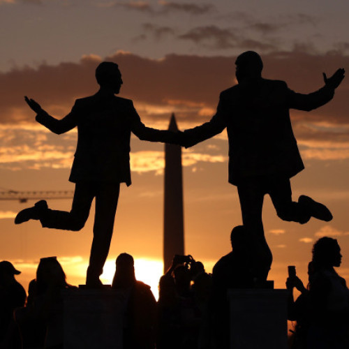 O statuie inedită cu Trump şi Epstein a apărut la National Mall în Washington DC