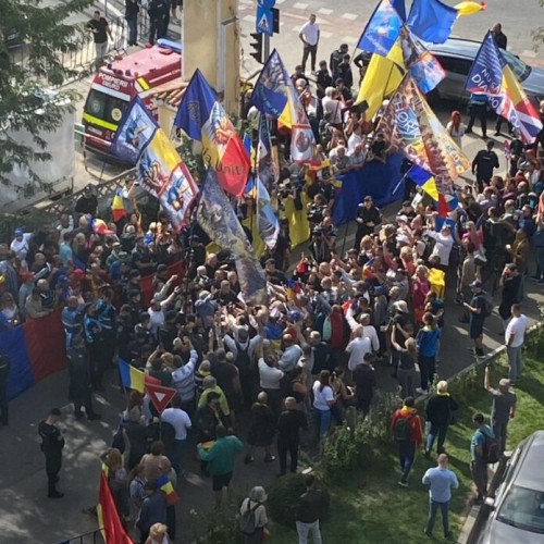 Bărbat care a afișat un steag legionar la IPJ Ilfov dus la audieri